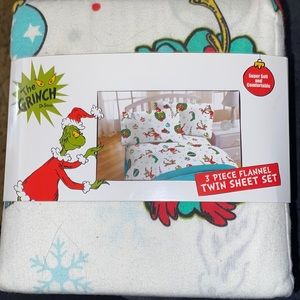 Un opened Twin Size Flannel Grinch sheets